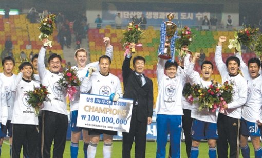 수원 삼성 차범근 감독(가운데 양복 입은 사람)과 선수들이 22일 삼성하우젠컵대회 결승전에서 전남 드래곤즈를 2-0으로 꺾고 우승한 뒤 시상대에 올라 환호하고 있다. 수원=연합뉴스