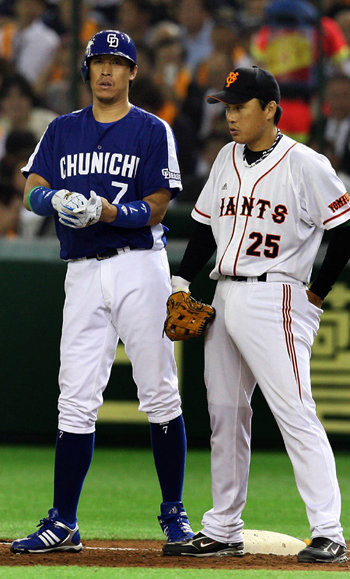 1루서 만난 李들5회 선두 타자로 나와 오른쪽 안타로 출루한 이병규(왼쪽)가 요미우리 1루수 이승엽과 나란히 서 있다. 이병규는 홈런을 포함해 5타수 2안타 2득점 1타점, 이승엽은 4타수 무안타를 기록했다. 도쿄=연합뉴스