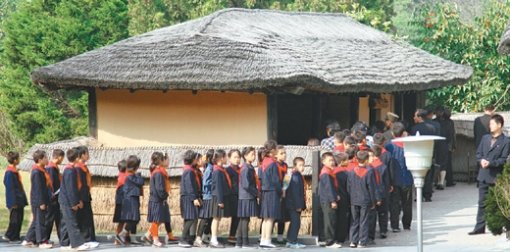 만경대 앞 줄지은 北학생들북한 김정일 국방위원장의 대외 활동 모습이 공개되지 않아 궁금증이 증폭되고 있는 가운데 김일성 주석의 생가인 만경대를 찾은 학생들이 줄지어 서 있다. 평양=연합뉴스
