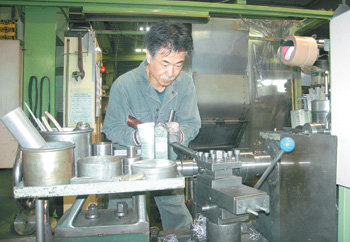 기타지마시보리의 한 사원이 선반을 고속으로 회전시키면서 헤라시보리 가공을 하고 있다. 도쿄=천광암 특파원