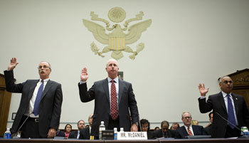 美하원 신용평가사 청문회 신용평가회사 피치의 스티븐 조인트, 무디스의 레이먼드 맥대니얼, 스탠더드앤드푸어스의 데븐 샤르마 대표(왼쪽부터) 등 주요 신용평가회사 책임자들이 22일 미국 하원 감독위원회 청문회에 출석해 선서를 하고 있다. 워싱턴=블룸버그 연합뉴스