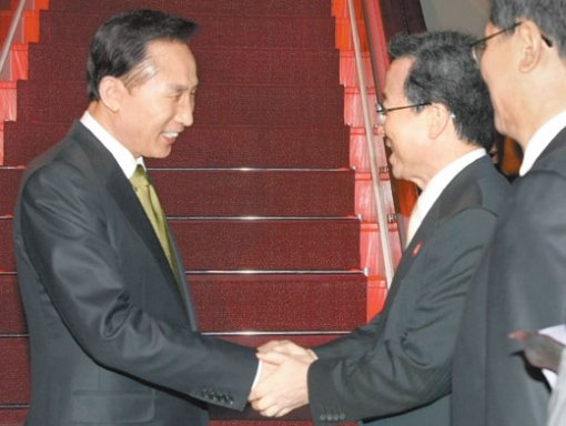 李대통령 베이징 도착 제7차 아시아유럽정상회의(ASEM)에 참석하기 위해 출국한 이명박 대통령이 23일 중국 베이징 서우두 공항에 도착해 청융화 주한 중국대사의 영접을 받고 있다. 베이징=이종승 기자