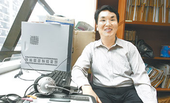 문서파일을 음성으로 변환시키는 스크린 리더 프로그램을 개발한 김정호 씨. 김 씨가 개발한 프로그램 덕분에 최영 씨가 시각장애인 최초로 사법고시 2차시험에 합격할 수 있었다. 원대연 기자