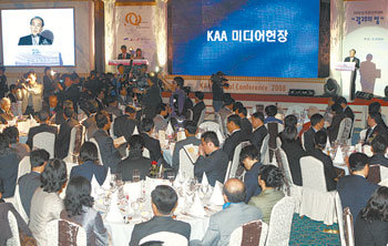 김이환 한국광고주협회(KAA) 상근부회장이 23일 서울 중구 소공동 웨스틴조선호텔에서 열린 ‘2008 한국광고주대회’에서 미디어 광고 거래 관행 개선 내용을 담은 ‘KAA 미디어 헌장’을 발표하고 있다. 변영욱 기자