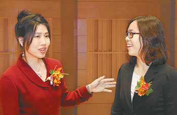 제48회 동아음악콩쿠르 시상식에서 첼로 부문 우승자 배지혜 씨(오른쪽)에게 고봉신 미국 캘리포니아주립대 교수가 ‘그린하우스 재단상’을 수여한 뒤 이야기를 나누고 있다. 홍진환  기자