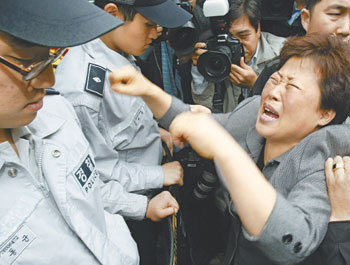 서울 강남구 논현동 고시원 흉기난동 사건의 희생자 유가족들이 슬픔을 못 이긴 채 오열하고 있다. 현장 검증이 실시된 23일 유가족들은 범인 정상진의 얼굴을 보겠다며 경찰과 실랑이를 벌이기도 했다. 김재명 기자