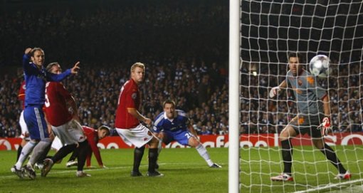 첼시 팀의 주장 존 테리(오른쪽에서 두 번째·26번)가 23일 AS 로마와의 홈경기에서 후반 32분 코너킥 기회 때 헤딩을 하고 있다. 첼시는 이 골로 1-0으로 이겼다. 런던=로이터 연합뉴스