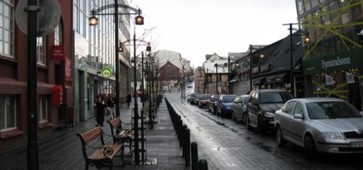 썰렁한 도심24일 금융위기에 처한 아이슬란드의 수도 레이캬비크 시내의 모습. 아이슬란드의 심각해진 경제 상황을 반영하듯 하늘도 잔뜩 찌푸려 있다. 레이캬비크=송평인  특파원