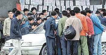 중국 산둥 성 칭다오 시의 한 인력시장에 노무자를 구하려는 사람이 차를 타고 오자 기다리고 있던 농민공들이 몰려들고 있다. 하루짜리 일감이라도 찾아야 하는 게 요즘 중국 농민공들의 처지다. 사진 출처 밍보