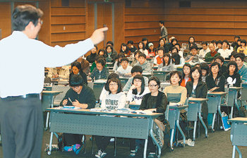 25일 서울 중구 대한상공회의소 국제회의장에서 동아일보와 대한상의 공동 주최로 열린 ‘미래의 최고경영자(CEO)를 위한 청소년 시장경제 교실’에 참석한 학생과 학부모들이 연세대 정갑영 교수(왼쪽)의 열띤 강의에 귀를 기울이고 있다. 원대연 기자