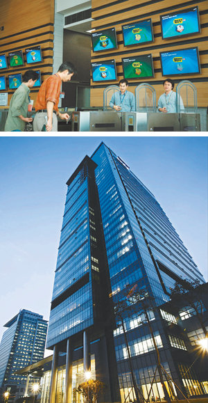 삼성전자 디지털미디어총괄 본부가 있는 경기 수원시 영통구 매탄동 삼성전자 디지털연구소의 출입구에 미국 최대 전자제품 유통업체인 베스트바이 관계자를 환영하는 ‘웰컴(welcome) 메시지’가 떠 있다. 매년 10월 이곳에선 내년 사업계획 수립을 위한 거래처와의 회의가 하루 서너 차례 열린다. 아래는 디지털연구소 전경. 사진 제공 삼성전자