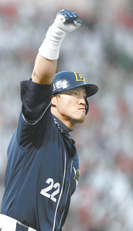 봤지! 쐐기 홈런 두산 홍성흔이 26일 문학구장에서 열린 SK와의 한국시리즈 1차전에서 9회 1사 후 5-2로 도망가는 쐐기 솔로포를 친 뒤 주먹을 불끈 쥐어 보이고 있다. 인천=연합뉴스