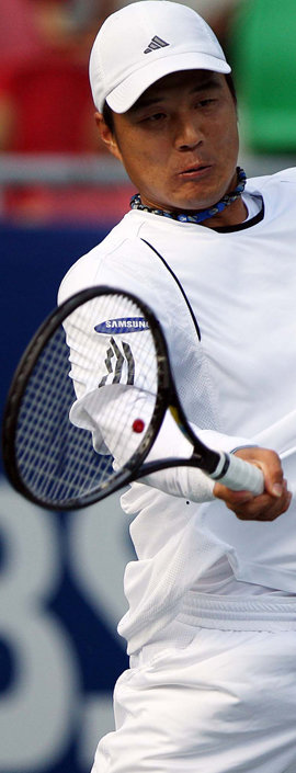 이형택이 삼성증권배 국제남자챌린저테니스대회 결승에서 이보 미나르에게 강력한 포어핸드 스트로크를 구사하고 있다. 연합뉴스