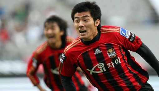 후반 42분 웃었다 FC 서울 이상협(오른쪽)이 성남 일화와의 홈경기에 교체 선수로 출전해 0-0이던 후반 42분 발리슛으로 결승골을 터뜨린 뒤 그라운드를 달리며 환호하고 있다. 연합뉴스