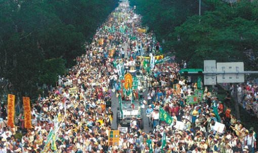 대만의 광복기념일인 25일 수도 타이베이에서 마잉주 총통의 친중국 정책에 항의하는 시민 60만 명이 거리로 나와 ‘마잉주 하야’를 외치며 시위를 벌이고 있다. 타이베이=로이터 연합뉴스