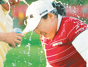 한국 골프 사상 첫 그랜드슬램을 달성한 신지애가 동료들의 맥주 세례를 받으며 즐거워하고 있다. 사진 제공 KLPGA