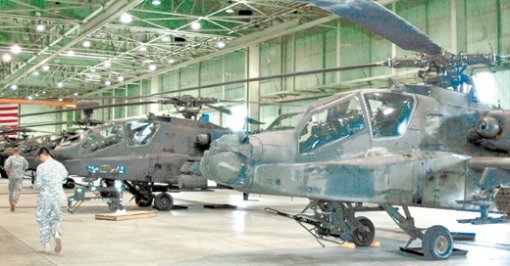 강원 원주시의 미군기지인 캠프 이글 내 대형 격납고에 정렬된 아파치 공격헬기들. 아파치 헬기는 한반도 유사시 북한군의 대규모 기갑전력을 최전선에서 상대하는 주한미군의 핵심 전력이다. 원주=윤상호 기자