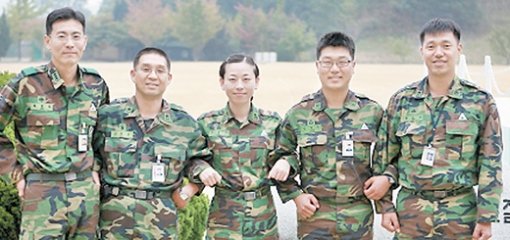 30회 이상의 헌혈을 통해 생명 나눔에 앞장서고 있는 육군 17사단 장병들. 왼쪽부터 김형복 대위(41회) 김태훈 소령(75회) 이춘화 대위(31회) 강성우 하사(35회) 박내랑 소위(33회). 사진 제공 육군 17사단