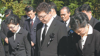 한나라당 박근혜 전 대표와 박지만 EG 회장, 박근령 육영재단 이사장(오른쪽부터)이 26일 서울 동작구 동작동 국립서울현충원에서 열린 박정희 전 대통령 29주기 추모식에서 참배하고 있다. 연합뉴스