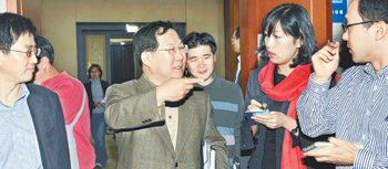 박병원 대통령경제수석비서관(왼쪽에서 두 번째)이 26일 청와대에서 이명박 대통령 주재로 열린 긴급경제장관회의 직후 기자들의 질문에 답변하고 있다. 이종승 기자