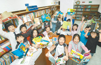 15일 도서관을 개설한 유치학교.