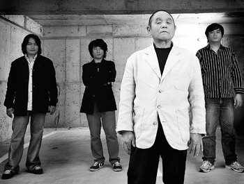 신중현(왼쪽에서 세 번째)이 11월 16일 세 아들 대철(왼쪽) 윤철(왼쪽에서 두 번째) 석철과 함께 부자 합동콘서트를 연다. 사진 제공 KT&G 상상마당