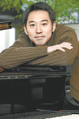 결혼과 득녀, 제대 후 2년 만에 6집 ‘P.N.O.N.I’를 발표한 이루마. 그는 “다섯 살 때부터 나에게 피아노는 누르기만 하면 소리가 나는 장난감 같은 존재였다”고 말한다. 김재명 기자