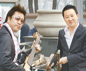 11월 8일 경기 고양시에 있는 고양어울림누리 어울림극장에서 데뷔 20년 콘서트 ‘아름답다, 아름다워’를 여는 ‘봄여름가을겨울’의 김종진(왼쪽)과 전태관. 사진 제공 마스터플랜