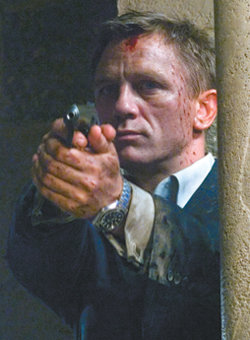 퀀텀 오브 솔러스는 전편 라스트신 1시간 뒤 시점에서 시작한다. 영화는 숨 막히는 액션에 이어 007을 냉소적인 바람둥이로 만든 실연의 아픔을 보여준다. 사진 제공 소니픽쳐스