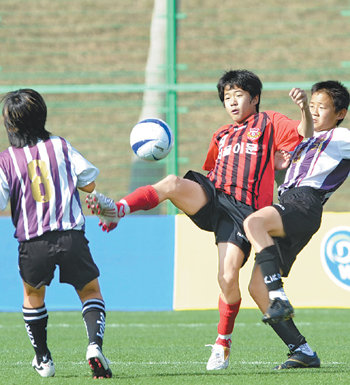 “내가 미래의 축구왕”서울 이문초교 박은창(가운데)이 이현우(왼쪽) 등 천안 성거초교 선수들 틈에서 볼을 따내려 하고 있다. 사진 제공 대한축구협회