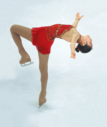 김연아가 시즌 개막전 격인 피겨 그랑프리 1차 대회 ‘스케이트 아메리카’ 여자 싱글 프리스케이팅 프로그램에서 상체를 뒤로 젖힌 상태로 스파이럴(한쪽 다리를 들고 활주하는 기술)을 우아하게 구사하고 있다. 올 시즌을 앞두고 유연성을 더 키웠다는 김연아는 이번 대회에서 지난 시즌보다 더욱 안정되고 성숙한 연기를 펼친 것으로 평가받았다. 에버럿=AFP 연합뉴스