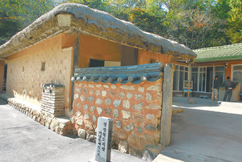 경북 구미시 상모동에 있는 박정희 전 대통령의 생가. 전국에서 일 년 내내 방문객의 발길이 끊이지 않고 있다. 구미=이권효  기자