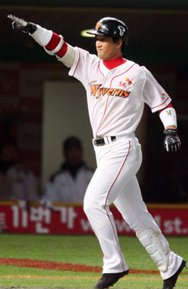 “역시 KS의 사나이”SK 김재현이 3-2로 앞선 7회말 1사 1루에서 두산 세 번째 투수 임태훈을 상대로 우중간 담장을 넘어가는 쐐기 2점 홈런을 날린 뒤 손가락으로 관중석을 가리키는 세리머니를 하며 베이스를 돌고 있다. 인천=양회성 스포츠동아  기자