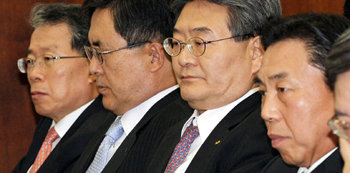 심각한 국책은행장들국회 기획재정위원회는 27일 시중은행이 달러, 엔 등 외화로 빌린 차입금에 대해 최대 1000억 달러(약 144조 원)까지 정부가 보증하도록 하는 지급보증 동의안을 심의했다. 이날 참고인으로 출석한 국책은행장들의 표정이 무겁다. 여야 의원들은 정부의 지급보증에 걸맞은 시중은행의 노력이 불확실하다고 질책했다. 왼쪽부터 윤용로 기업은행장, 진동수 한국수출입은행장, 민유성 산업은행장, 유지창 은행연합회장. 전영한 기자