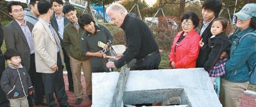 서울 노원구청과 동아일보가 공동 주최하는 ‘2008 서울국제조각심포지엄’ 개막식이 27일 노원구 중계동 등나무 근린공원에서 열렸다. 체코 출신 조각가 카를 에밀 비엘레 씨(가운데)가 ‘positive’라는 주제의 작품을 조각하고 있다. 홍진환 기자