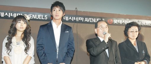 고 이수현 씨의 아버지 이성대 씨(오른쪽에서 두 번째)가 27일 서울 중구 롯데시네마에서 열린 영화 ‘너를 잊지 않을거야’ 시사회에서 인사를 하고 있다. 이 영화는 일본인을 구하려고 지하철에서 목숨을 바친 이 씨의 실화를 바탕으로 만들어졌다. 이훈구  기자