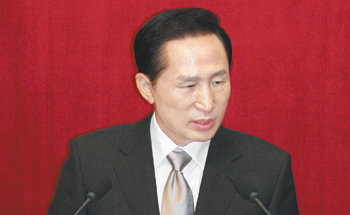 “외환위기는 없다”이명박 대통령이 27일 국회에서 ‘2009년도 예산안 및 기금운용계획안’에 대한 시정연설을 하고 있다. 이 대통령은 “지금 한국에 외환위기는 없으며, 공포심이야말로 경계해야 할 가장 무서운 적”이라고 강조했다. 전영한 기자