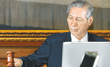 18일 만에 또 인하이성태 한국은행 총재가 27일 오전 서울 중구 남대문로 한은 본점에서 열린 임시 금융통화위원회에서 회의 시작을 알리는 의사봉을 두드리고 있다. 금통위는 이날 기준금리를 사상 최대 폭인 0.75%포인트 내렸다. 김미옥 기자