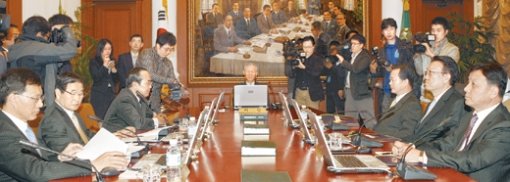 27일 오전 서울 중구 남대문로 한국은행 본점에서 열린 임시 금융통화위원회에서 이성태 한은 총재와 금통위원들이 회의 시작을 기다리고 있다. 금통위는 이날 기준금리를 사상 최대 폭인 0.75%포인트 내렸다. 김미옥 기자