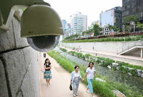 가로등처럼 보이는 CCTV. 사실 조그만 관심을 갖고 찾아보면 CCTV는 우리 주변에 굉장히 많다. 사진 제공 동아일보