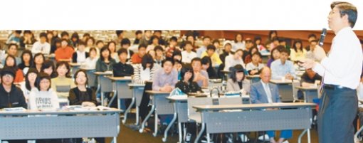 25일 오후 3시 서울 중구 남대문로 대한상공회의소 국제회의장에서 열린 ‘미래의 최고경영자(CEO)를 위한 청소년 시장경제 교실’에서 정갑영 연세대 교수(오른쪽)가 ‘교과서에 없는 시장경제 이야기’란 주제로 강의하고 있다. 원대연 기자