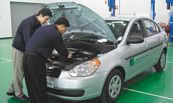 현대·기아자동차 연구원들이 28일 경기 화성시 현대·기아차 남양연구소 하이브리드 연구동에서 하이브리드카의 성능 개선 작업을 하고 있다. 사진 제공 현대·기아자동차