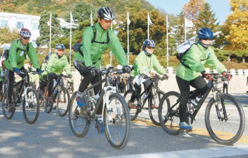 8일 대한걷기연맹 대원과 자전거 동호인들이 강원도청 앞에서 ‘산소(O₂)길 강원 3000리 탐사대’ 발족식을 가진 뒤 출발하고 있다. 이들은 내년 3월까지 도내 1200㎞를 걷거나 자전거를 타고 가며 산소길로 조성하기 위한 탐사활동을 벌인다. 연합뉴스