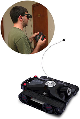 미국 장난감 회사 ‘스텔스 와처’는 사용자가 HUD를 착용해 실제 영상을 보며 조종할 수 있다. 사진 제공 스텔시 와처