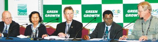 제4회 람사르상 수상자들 29일 경남 창원시에서 열린 ‘제4회 람사르상’ 시상식에서 아나타 티에가 람사르협약 사무총장(오른쪽에서 두 번째)이 참석한 가운데 수상자들이 기자회견을 갖고 있다. 부문별 수상자는 △특별상 얀 코벳(체코·왼쪽부터) △교육부문 산사니 추웨이(태국) △과학부문 데이비드 프리처드(영국) △관리부문 데니스 랜든버그(스위스·오른쪽) 씨. 이 상은 세계 각지의 습지와 수자원 보전에 기여를 한 개인 혹은 단체, 정부에 수여된다. 창원=연합뉴스