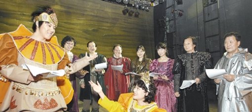 28일 서울 동숭동 대학로의 한 극장에서 공연을 앞둔 ‘셰익스피어의 아해들’의 단원들이 ‘햄릿’을 연습하고 있다. 전영한 기자
