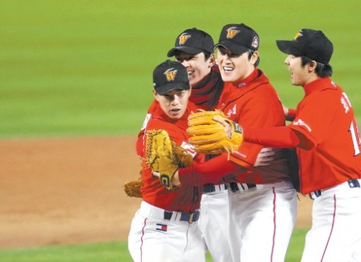 2루수 정근우, 유격수 나주환, 투수 정대현, 3루수 최정(왼쪽부터) 등 SK 내야수들이 두산과의 한국시리즈 3차전에서 3-2로 쫓긴 9회 말 1사 만루의 위기 상황을 더블 플레이로 막아 승리를 확정지은 뒤 얼싸안으며 기뻐하고 있다. 원대연 기자