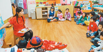 6년 전 중국에서 온 결혼이민자 김명애 씨(왼쪽)가 유창한 한국어로 중국 문화와 역사를 어린이집 어린이들에게 설명하고 있다. 김 씨의 설명에 귀 기울이고 있는 어린이들의 표정이 제법 진지하다. 사진 제공 구로구