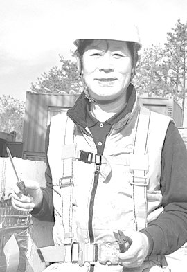 육군 대령에서 전기기사로 변신해 제2의 인생을 펼치고 있는 62세의 배성관 씨. 성남=이유종 기자