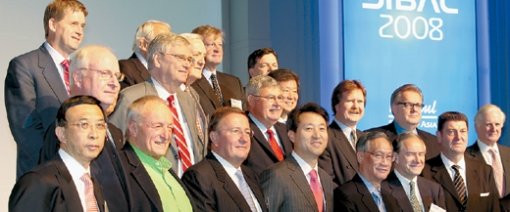 2008 국제경제자문단(SIBAC) 총회가 30일 ‘컬처노믹스로 거듭나는 도시, 서울’을 주제로 열렸다. 8회째를 맞은 이번 총회에는 의장인 데이비드 리드 테스코 회장을 비롯해 국내외 경제계, 예술계 인사 등 150여 명이 참석했다. 박영대 기자